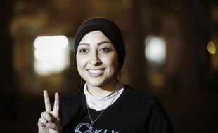 La militante bahreïnie Maryam al-Khawaja fait le V de la victoire lors de sa libération de la prison de Muharraq le 18 septembre 2014