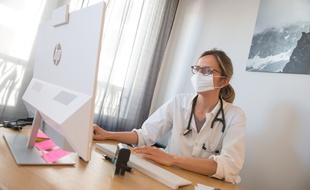 Illustration d'une médecin masquée.