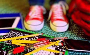 La Confédération syndicale des famille indique que le coût de la scolarité tout au long de l’année peut fortement varier d’un territoire à l’autre.