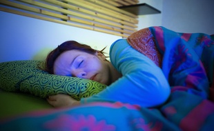 Une jeune femme en plein sommeil (illustration).