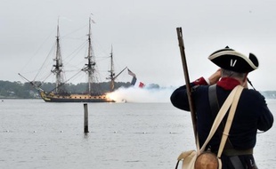 Un homme déguisé observe la frégate l'Hermione dans le port de Yorktown le 5 juin 2015
