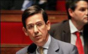 L'Assemblée a également donné son feu vert à l'abaissement de 60 à 50% des revenus du montant maximum d'impôts directs payé par un contribuable, dit "bouclier fiscal". Le dispositif, évalué à 600 millions d'euros s'appliquera à partir de 2008, en intégrant les prélèvements sociaux, CSG (Contribution sociale généralisée) et CRDS (Contribution au remboursement de la dette sociale), un amendement de Charles de Courson (NC) les excluant ayant été rejeté. Selon le rapporteur général du budget, Gilles Carrez (UMP), "234.397" personnes sont concernées.