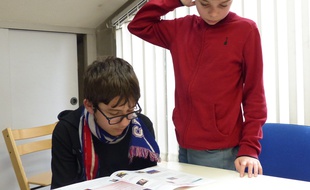 Au Sessad de Villeurbanne, de jeunes autistes réalisent leur propre journal. Une initiative prise par les éducateurs pour les ouvrir sur le monde qui les entoure.