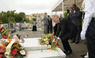 an-Marc Ayrault a rendu un hommage appuyé mercredi à Fort-de-France au poète et homme politique Aimé Césaire, "le meilleur des fils de la Martinique" né il y a cent ans.