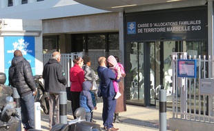 Marseille, file d'attente devant la CAF Desautel.