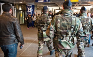 Des militaires patrouillant dans le métro toulousain.