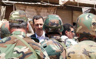 Le président syrien Bachar al-Assad, fort de deux importants succès militaires, a voulu afficher jeudi l'image d'un régime sûr de la victoire en effectuant un rare déplacement hors de Damas, dans un ex-bastion rebelle.