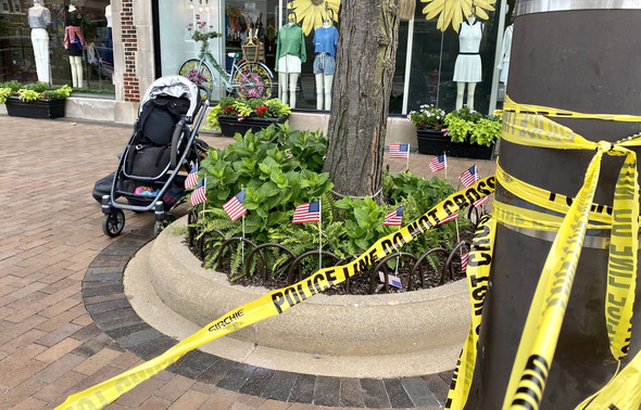 La scène de la fusillade du défilé du 4-juillet à Highland Park, dans l'Illinois, le 4 juillet 2022.