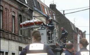 Cinq personnes - dont une fillette et une adolescente - ont été tuées et neuf blessées, dont deux grièvement, dimanche matin dans l'incendie d'une vieille maison du Nord divisée en chambres meublées, dans un quartier populaire de Roubaix (Nord).