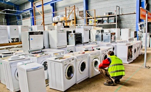 Le site d'Allonnes (Sarthe) de l'entreprise Envie récupère équipements électriques et électroniques d'occasion pour recycler ce qui peut l’être.
