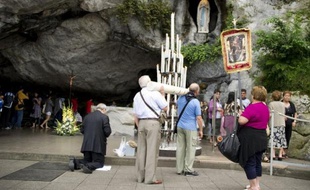 Le 18 janvier 1862, l'Eglise authentifiait les 18 apparitions de la Vierge à Lourdes, relatées par Bernadette Soubirous, ouvrant la voie à des manifestations de piété désormais suivies chaque année par quelque 6 millions de pèlerins.