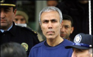 Mehmet Ali Agca, le Turc qui a tenté d'assassiner le pape Jean Paul II sur la place Saint-Pierre à Rome en 1981, a déposé une demande de libération de prison pour pouvoir saluer son successeur Benoît XVI qui se rendra en Turquie fin novembre, a déclaré son avocat vendredi.