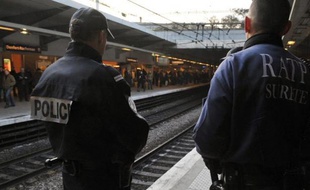 Le procès d'une adolescente de 16 ans, qui avait fait tomber sous un train du RER D une autre jeune fille, amputée par la suite des deux jambes, en novembre 2012 dans l'Essonne, s'est ouvert vendredi devant le tribunal pour enfants d'Evry.
