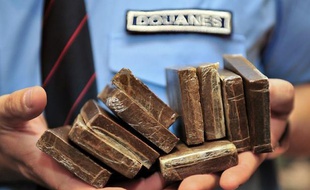 Les douaniers ont découvert 27 kilos de résine de cannabis sous le pare-choc de son véhicule.