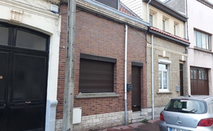 C'est dans cette maison de Calais qu'une jeune femme a été torturée et violée entre début octobre et fin novembre 2018, selon le procureur.