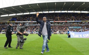 Fabrice Muamba a salué les supporteurs au stade de Bolton, avant la rencontre du championnat d'Angleterre face à Tottenham à laquelle il a assisté mercredi soir, un mois et demi après avoir été victime d'un arrêt cardiaque en plein match.