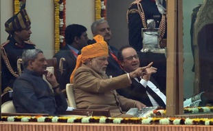 Le Premier ministre indien Narendra Modi et le président François Hollande assistent mardi au défilé du Republic Day le 26 janvier 2016 à New Delhi