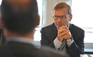 Patrick Pelata, directeur général délégué aux operations de Renault, lors d'un entretien à 20 Minutes sur leplateau de la redaction à Paris avec Pierre-Jean Bozo, président directeur de la publication et Gael Desgrees du Lou, rédacteur en chef print.