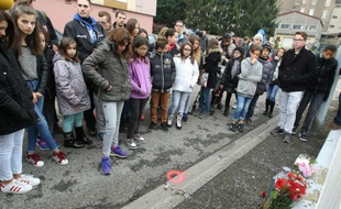 Des habitants de Joeuf, dans l'est de la France, rassemblés le 18 octobre 2015, en hommage à Lucas, un enfant de 7 ans poignardé par un homme souffrant de troubles psychiatriques