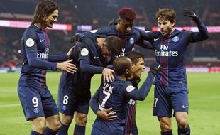 Thiago Silva félicité par ses partenaires après son but contre Angers le 30 novembre 2016.