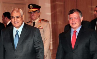 Le roi de Jordanie a effectué samedi une visite éclair au Caire pour apporter son soutien aux autorités mises en place après le renversement par l'armée du président islamiste Mohamed Morsi, dont les partisans restent mobilisés.