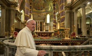 Le pape François dans la basilique Santa Maria Maggiore à Rome, à son retour du Mexique le 18 février 2016