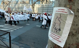 Plusieurs maternités françaises, en particulier en région parisienne, connaissaient toujours jeudi un nombre inhabituel d'arrêts-maladie parmi les sages-femmes en grève, à la veille d'un arbitrage de la ministre de la Santé sur leurs revendications.