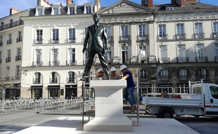 La statue «Eloge du pas de côté» de Philippe Ramette.