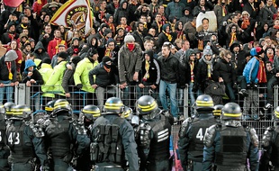 Les supporters du Racing Club de Lens ont provoqué l'interruption du match de leur équipe samedi soir à Caen.
