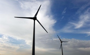 Le consortium mené par EDF et Alstom a remporté trois des cinq sites en jeu dans l'appel d'offres pour l'installation de parcs d'éoliennes au large des côtes françaises, un quatrième lot revenant au groupe espagnol Iberdrola associé à Areva, a annoncé vendredi le ministre de l'Industrie Eric Besson.