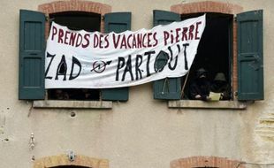 Des opposants à un projet de Center Parcs ont affiché une banderole sur une maison qu'ils occupent à Roybon, en Isère, près du site où est prévu l'implantation du projet, le 30 novembre 2014