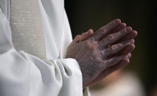 Un prêtre le 24 juin 2006 à la cathédrale Notre-Dame de Paris
