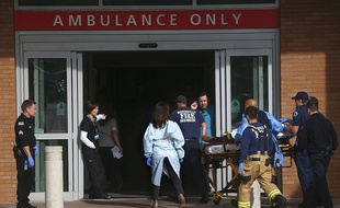 Le personnel de l'hôpital et des pompiers déplacent l'une des victimes de la fusillade dans le lycée près de Seattle, le 24 octobre.
