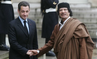 French President Nicolas Sarkozy (L) welcomes Libyan leader Colonel Moamar Gadhafi to the Elysee Palace in Paris, FRANCE -10/12/2007.