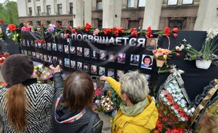 Cérémonie en hommage aux victimes d'un incendie dans la Maison des syndicats, à Odessa, en Ukraine, le 2 mai 2015