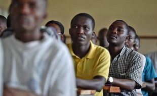 L'étudiant burundais Serge Claver Nzisabira assiste à un cours à l'université de Bujumbura, le 18 mars 2015