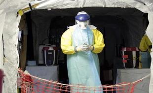 Un médecin dans une unité de traitement pour personnes souffrant d'Ebola à Monrovia, le 19 décembre 2014