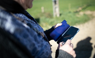 Image d'illustration d'une femme sur son téléphone.