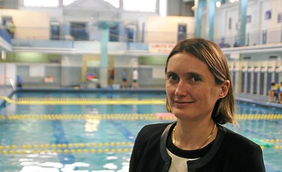 Céline Chanas, directrice du musée, devant la piscine Saint-Georges.