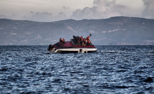 Un bateau de migrants au large de l'île de Lesbos, le 30 octobre 2015.