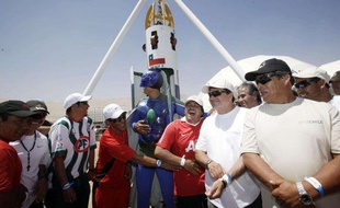 Les mineurs chiliens emprisonnés dans la mine de San Juan, en visite sur le bivouac de Copiapo, le 11 janvier 2011 pendant le Dakar.