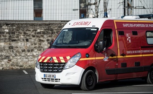 Un camion de pompiers. (Illustration)