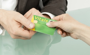 La carte Vitale va devenir une application sur smartphone.