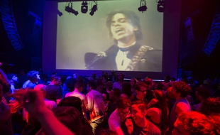 Des fans rendent hommage à Prince, jeudi 21 avril, dans les lieux mêmes où a été tourné «Purple Rain».