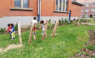 Un parc pour enfants a été créée devant l'école Broca, grâce à un budget décentralisé.