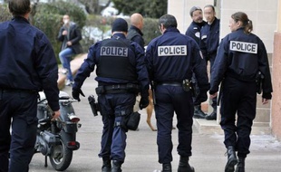 Des policiers en intervention dans une cité de Marseille.