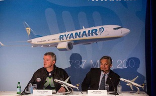Michael O'Leary, PDG de Ryanair (g) et Ray Conner, PDG de Boeing, en conférence de presse le 8 septembre 2014 à New York, pour annoncer la conclusion d'un accord de vente de 100 moyen-courriers 737 Max 200 à la compagnie irlandaise