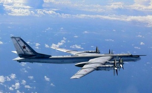 Photo d'un bombardier russe TU-95 prise le 22 août dans le ciel japonais diffusée par le ministère japonais de la défense.