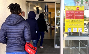 Des consignes sont affichées à l'entrée de l'hôpital L'Archet à Nice afin de prévenir les potentiels porteurs du coronavirus