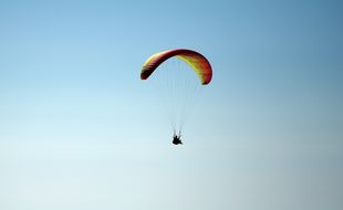 Il était accompagné d'un adulte en parapente.